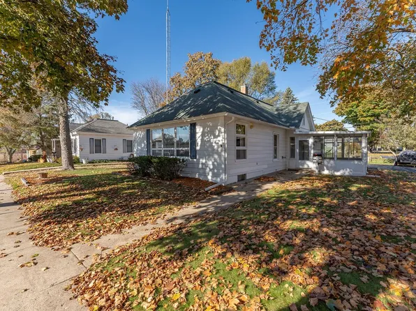 415 W Emmett St, Portage, WI 53901