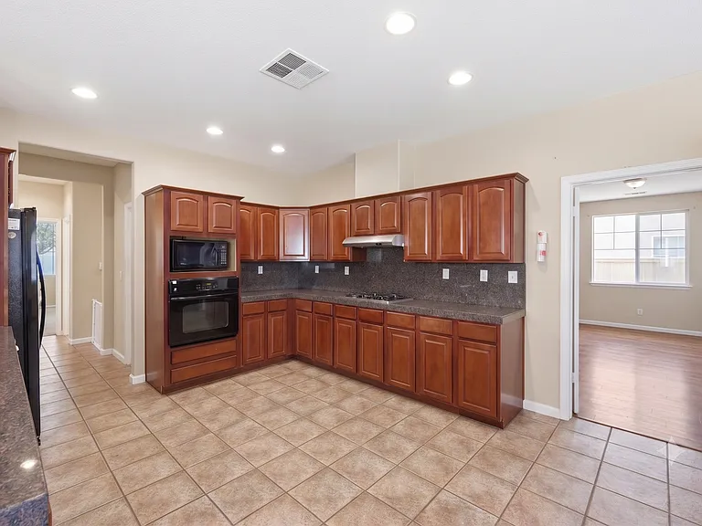 4501 Thoroughbred Ct — Photo 7