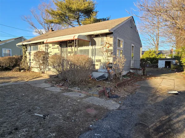 23 Essen Drive, Amityville, NY 11701