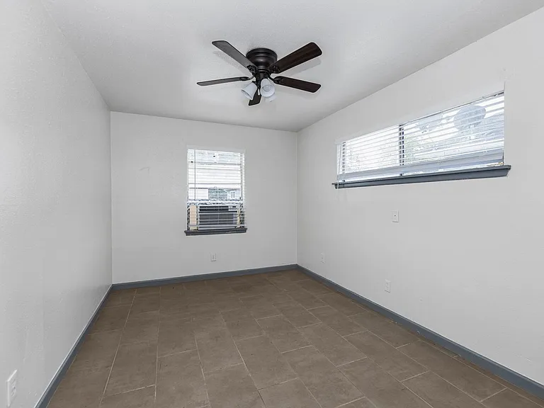 4203 Hirsch Rd #13 — Photo 17