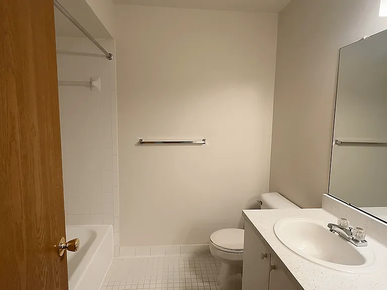 Lakeside Village Apartments — Photo 79
