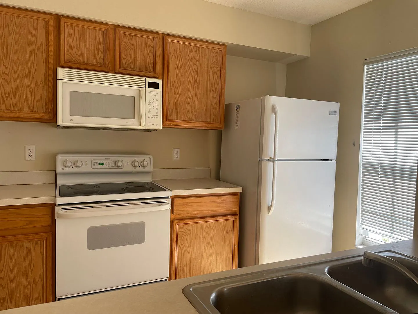 3Bed/2.5Bath $1740/month Townhouse in Waterside Community Available October 2026 — Photo 3