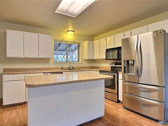 Open Kitchen w/ Newer Appliances.