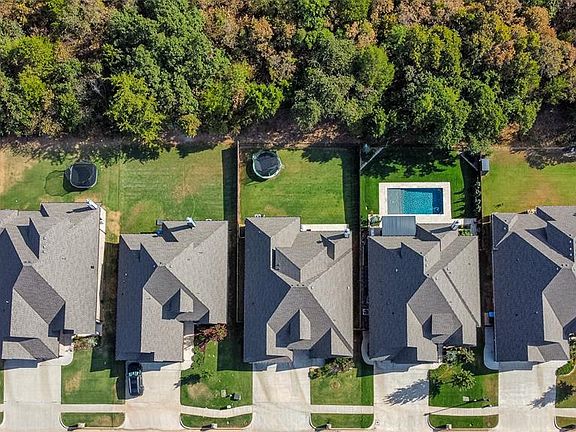 4th image of 8124 Poplar Dr