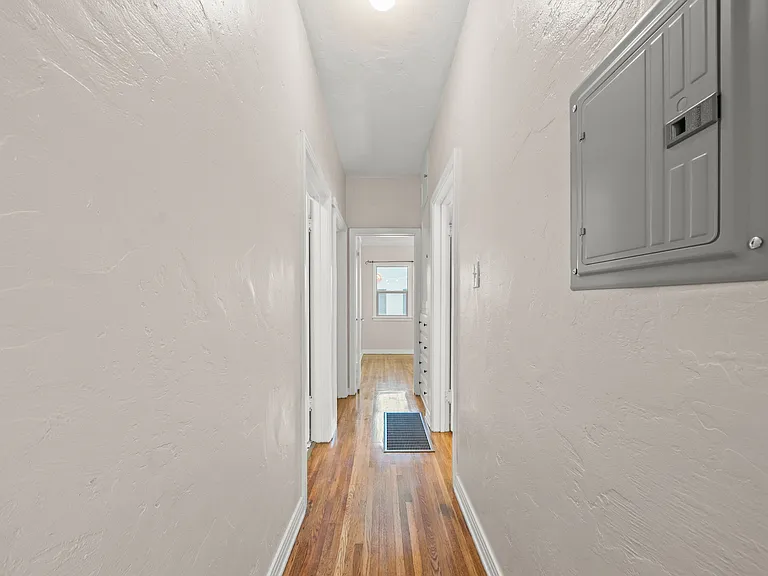 1136 Bennett Ave — Photo 16
