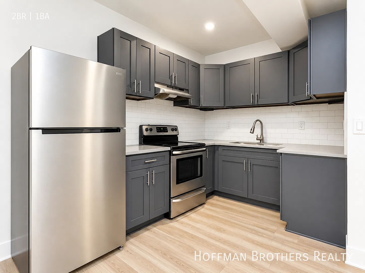 **6 Weeks Free Renovated 2 Bedroom with Updated Kitchen, High Ceilings, On-Site Laundry & Secured... — Photo 2
