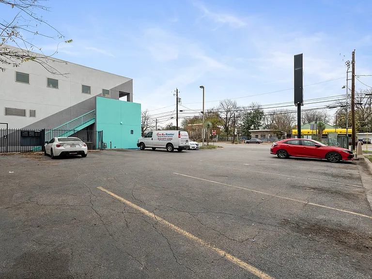 2601 East 7th Street — Photo 33
