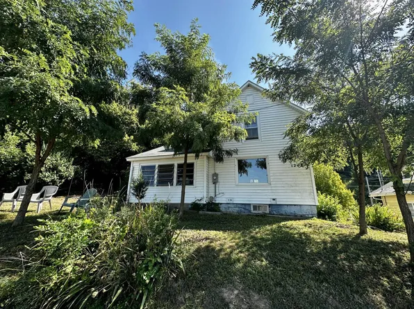 1208 N Main St, Savanna, IL 61074