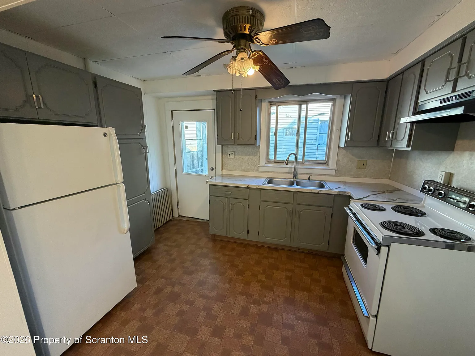 2 bed, 1.0 bath, 800 sqft, $1,250 — Photo 2