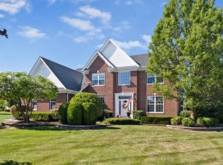 2 Hawthorn Grove Cir, Hawthorn Woods, IL 60047