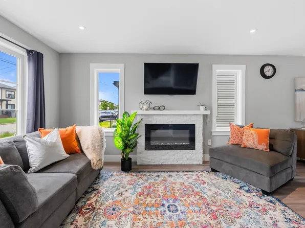 196 Titanium Cres, Halifax, NS B3P 0J2