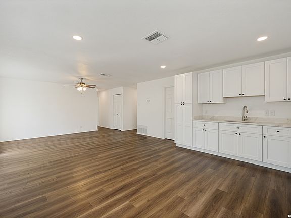 4th image of 5611 GREEN MANOR ST