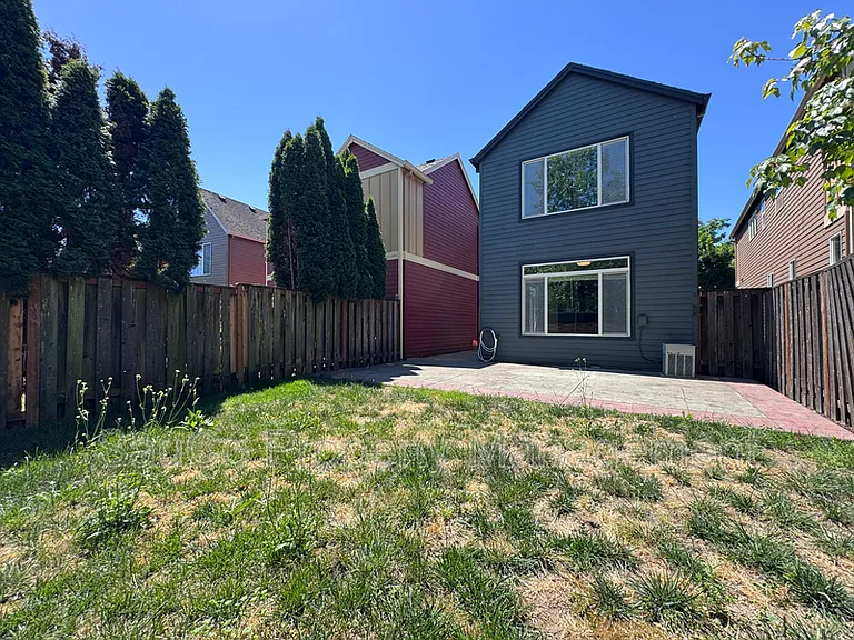 948 SE Elina Ave — Photo 32