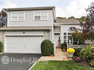 165 Windwatch Dr, Hauppauge, NY 11788