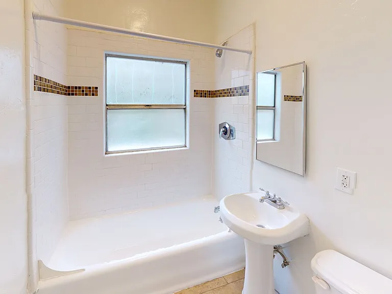 CT2 - Catalina Apts — Photo 28