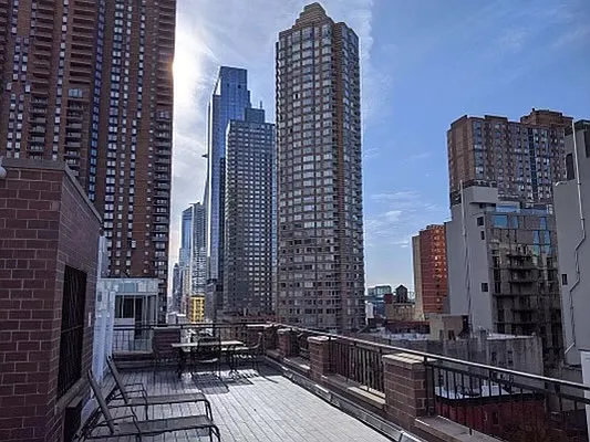 Rented by Avenues Real Estate | media 16