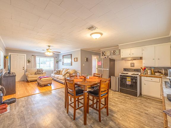 3rd image of 118 Saint James St
