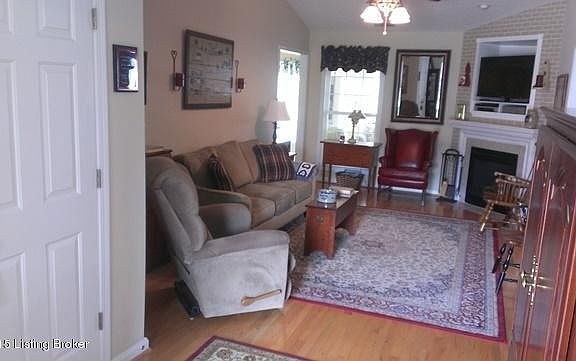 8605 Living room.jpg