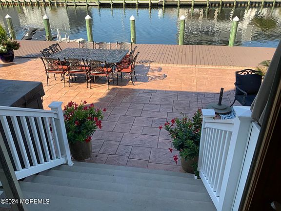 3rd image of 646 Bayview Drive