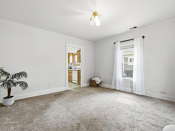 4th image of 930 Kimbark St