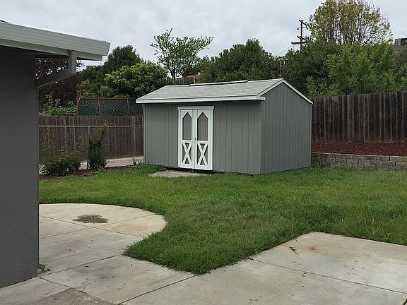 5th image of 24 Joan Dr