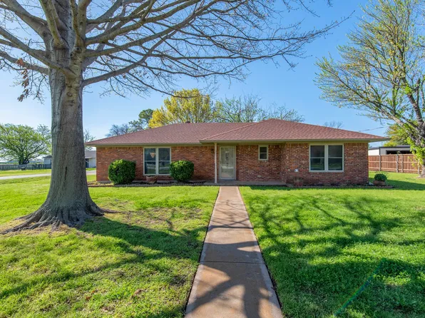 639 E Newberry St, Pilot Point, TX 76258