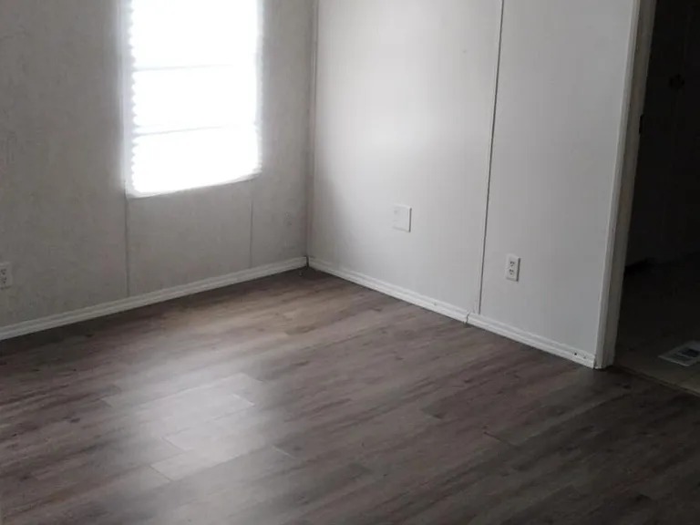 143 SE Laurence Ct — Photo 21