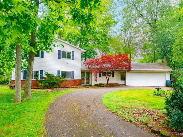 25155 Dallas Dr, Grosse Ile, MI 48138