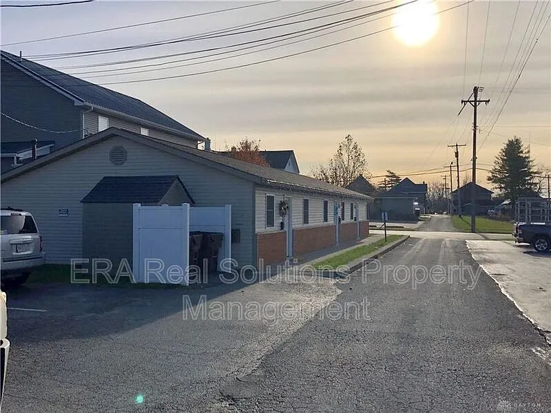 2 bed, 1.0 bath, $890 — Photo 1