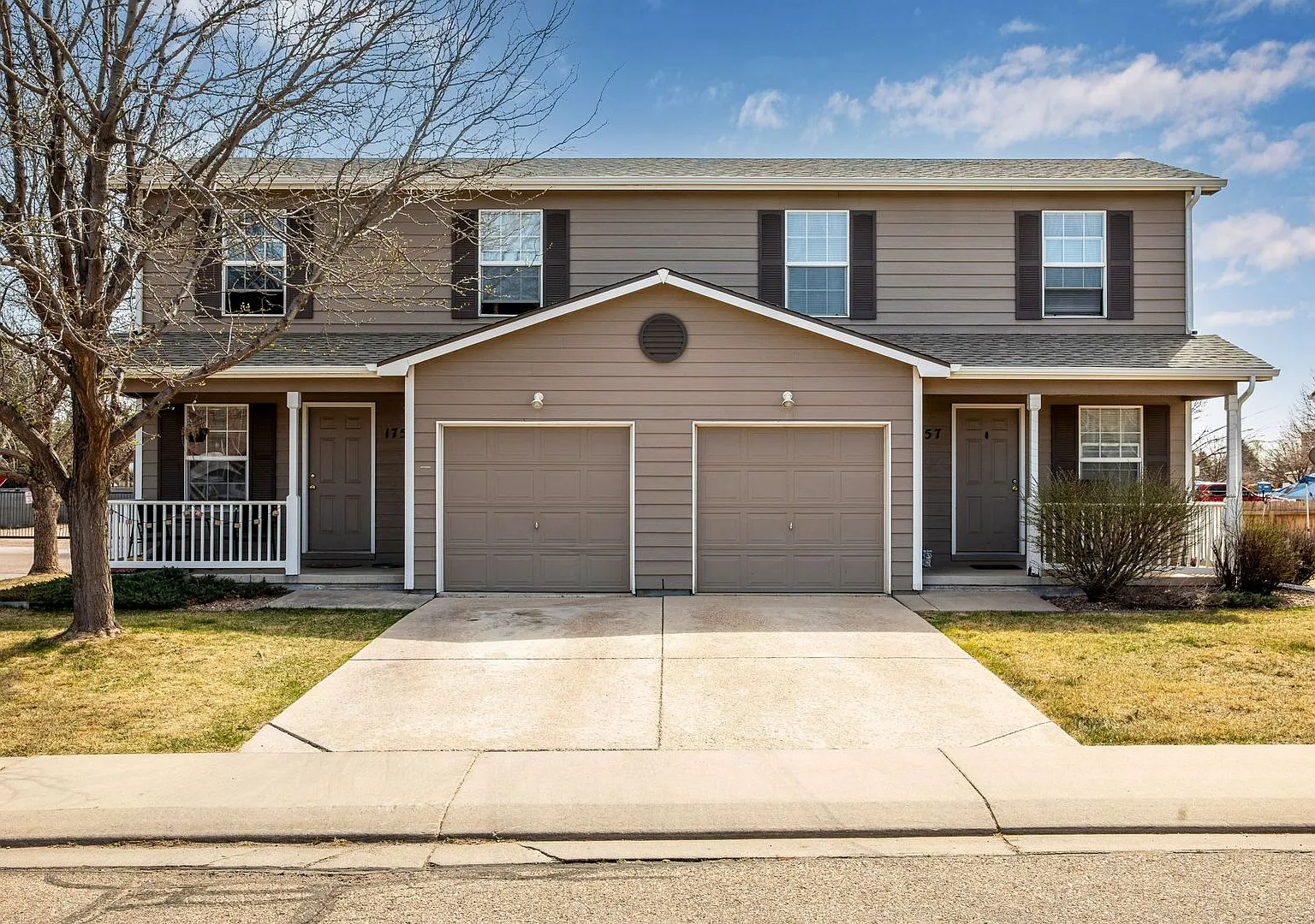 Look and Lease Special $400 off your first month's rent! Adorable 2 bedroom townhome with garage! — Photo 1