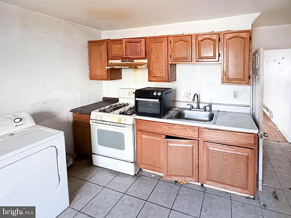 4th image of 2626 Llewelyn Ave