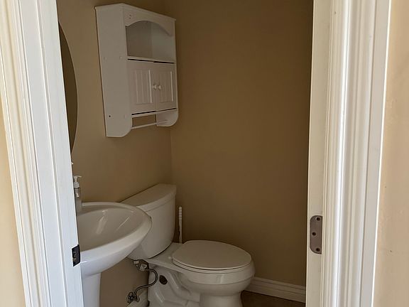 5th image of 1630 Gateway Dr Unit 4