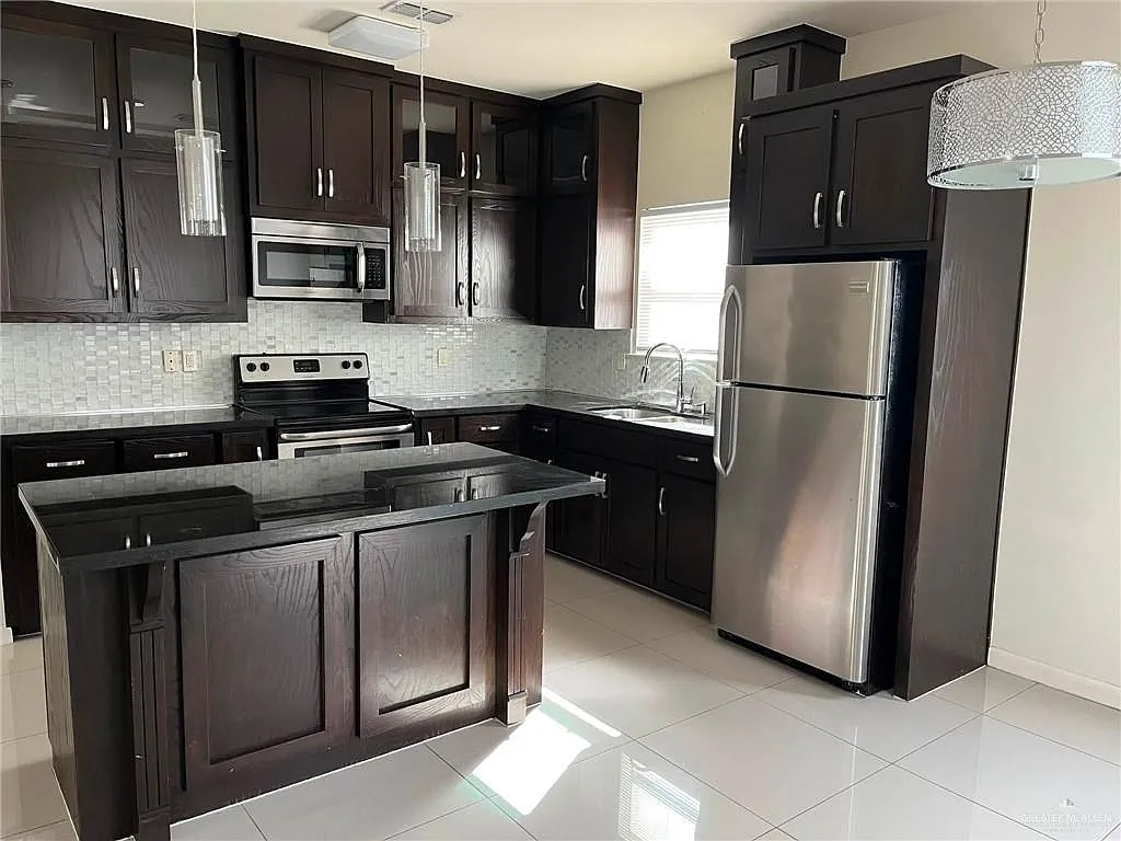 3 bed, 2.0 bath, 980 sqft, $1,200 — Photo 2