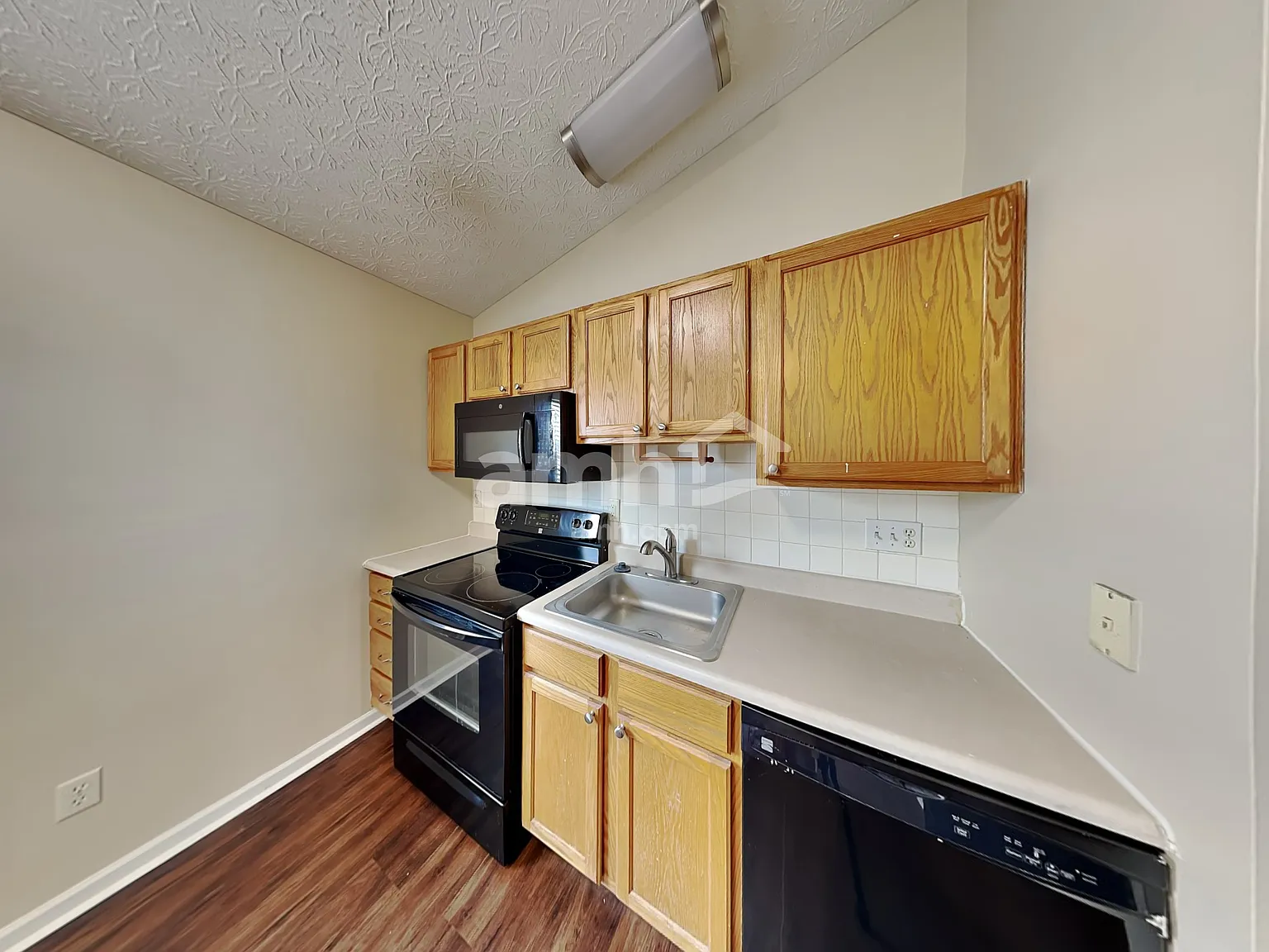 4 bed, 2.0 bath, 1830 sqft, $2,400 — Photo 4