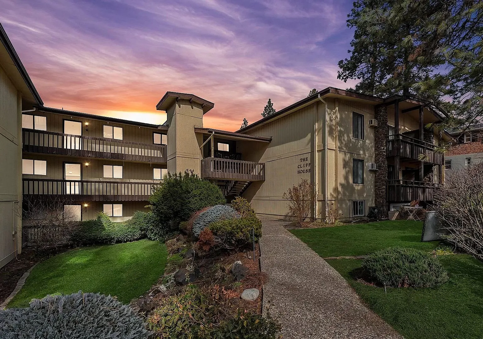 Luxurious 2 Bed, 1.5 Bath Condo with a View! — Photo 2