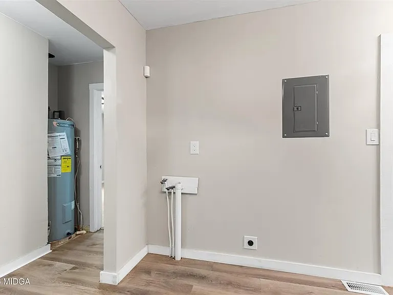 2164 Monroe Ave — Photo 16