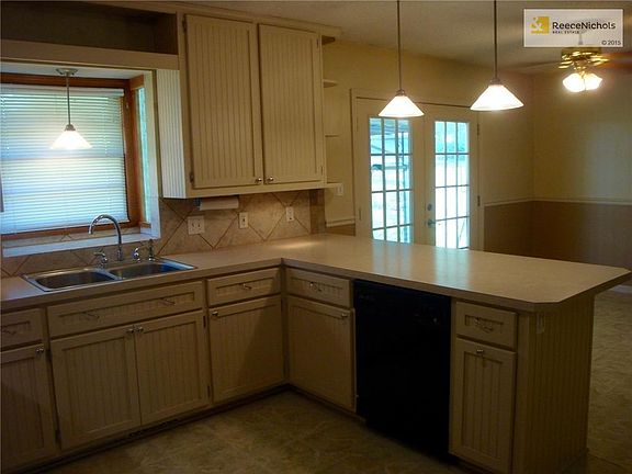 Ceiling fan, atrium door to covered patio.