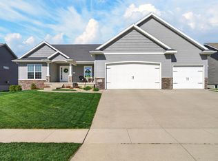 1107 Rocky Ridge Rd, Cedar Falls, IA 50613