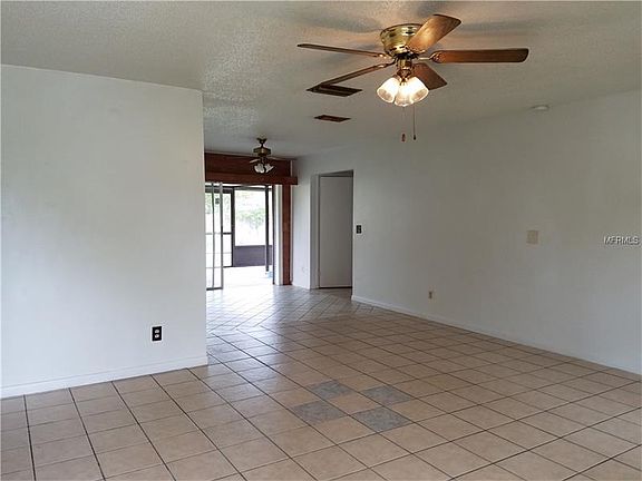 2nd image of 1202 Oakwood Ln