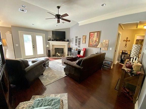 2nd image of 940 Clubhouse Dr