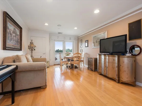 600 Clarence Avenue image 9 of 37