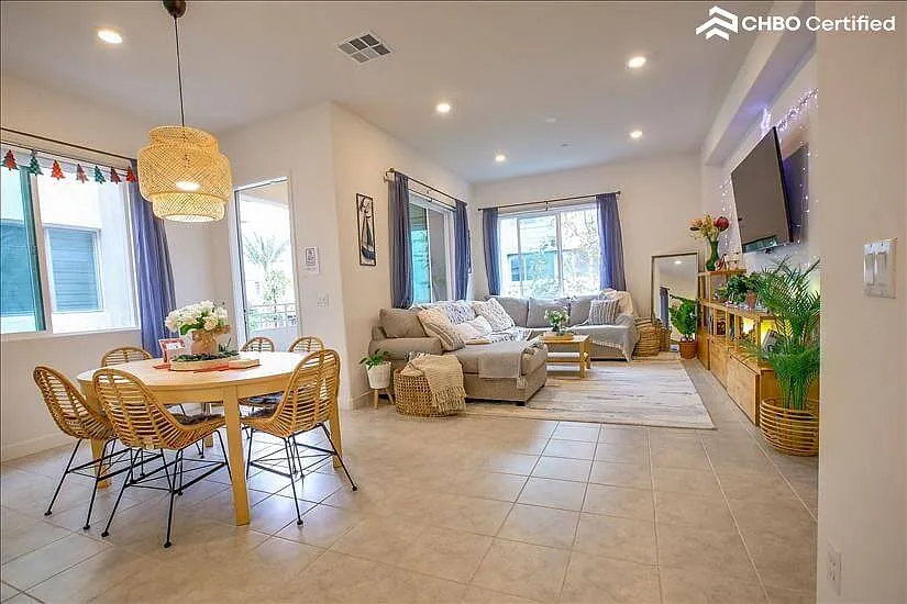 Modern Cozy Parkview Anaheim Townhouse — Photo 4