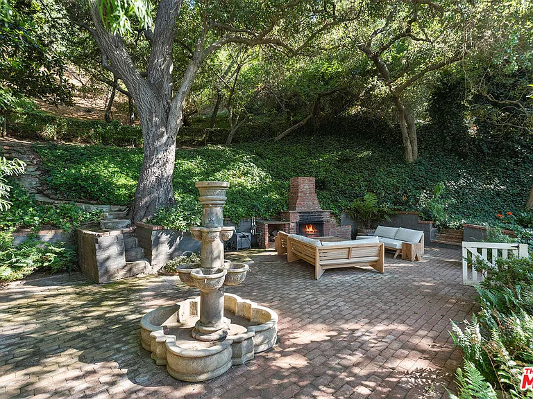 8926 Wonderland Ave — Photo 23