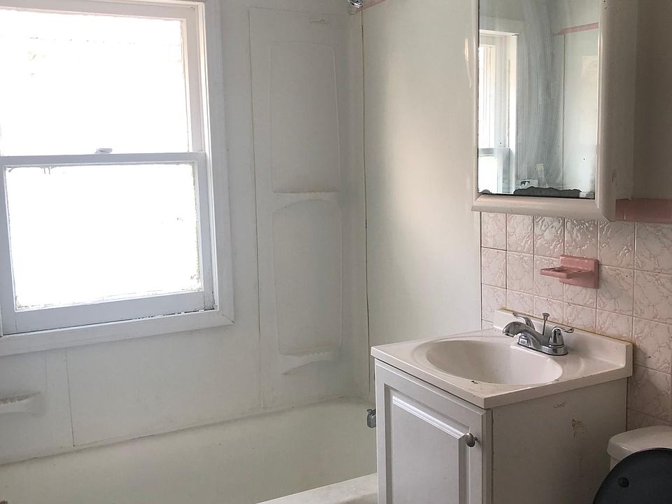 1st image of 546 Hewitt Ave Floor 2