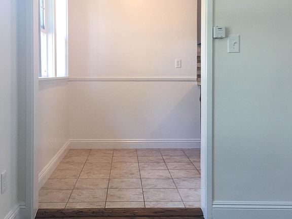 3rd image of 4364 Overland Ave