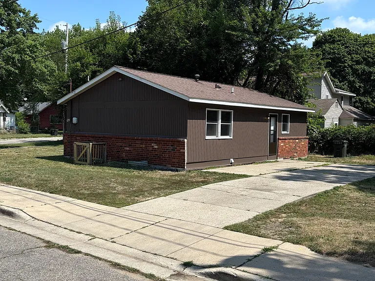633 Jackson Ave — Photo 11