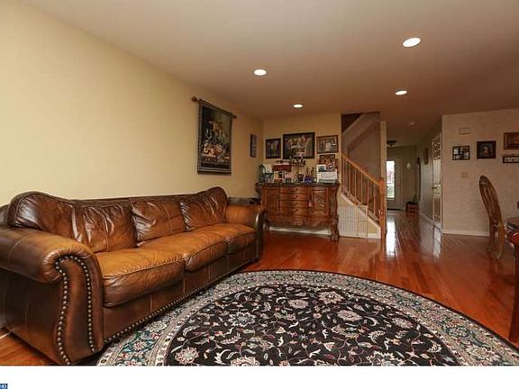 3rd image of 3327 Woodland Cir