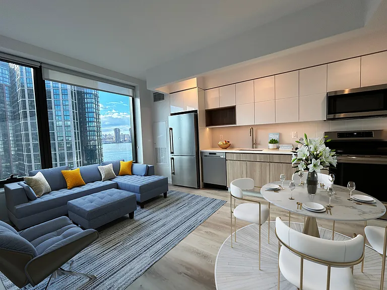 85 Commercial St #19D — Photo 1