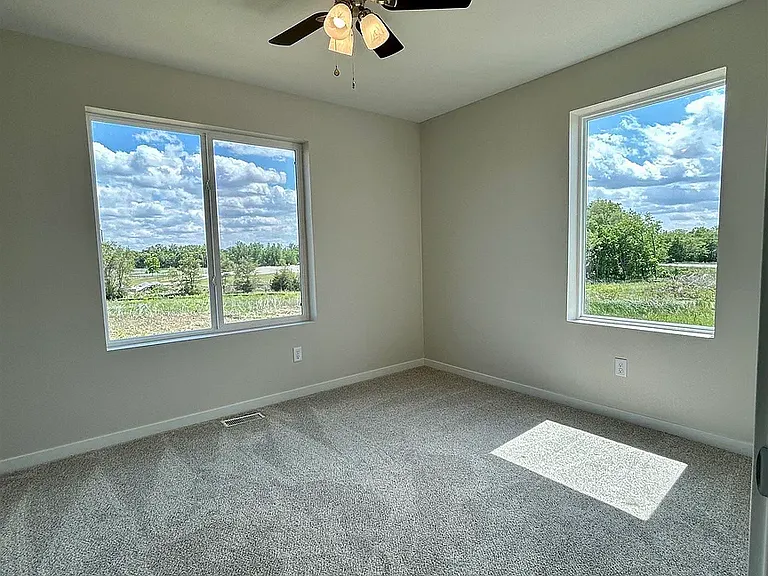 537 W Corsac Rd — Photo 17