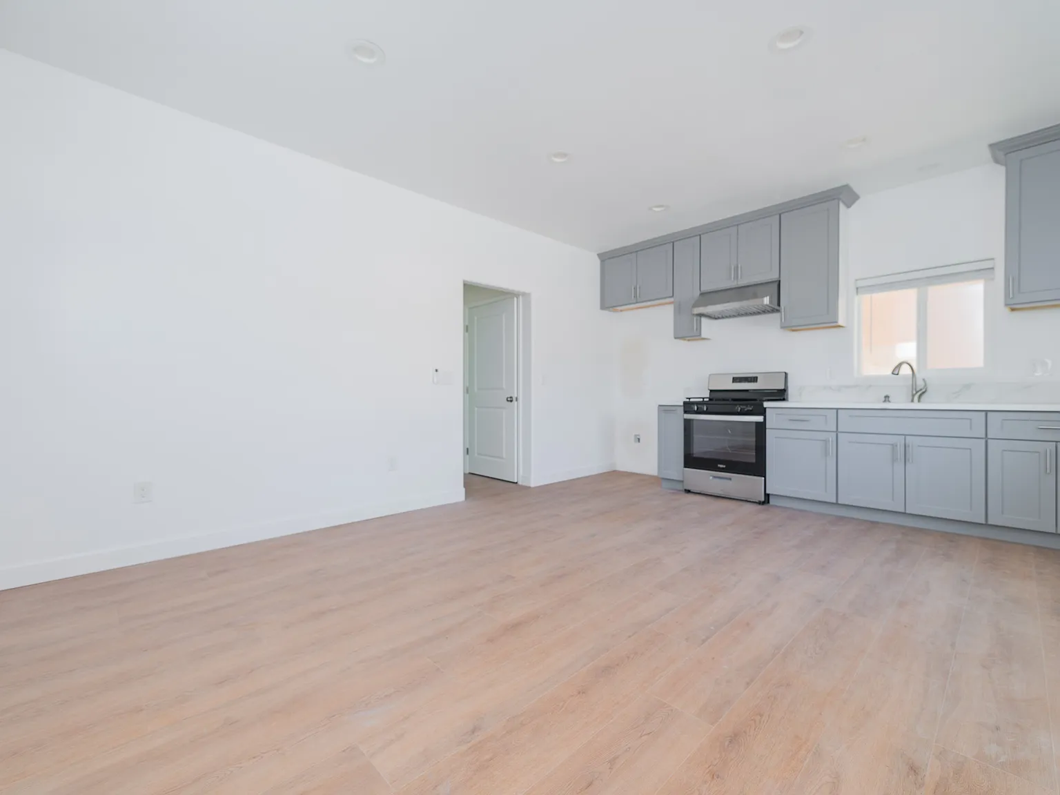 2 bed, 730 sqft, $2,700 — Photo 2